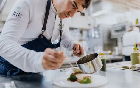Gourmetkoch Andreas Herbst bei der Arbeit Gourmetkoch Andreas Herbst bei der Arbeit